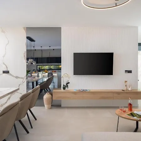 Luxury With Swimming Pool And Sauna * טרוגיר