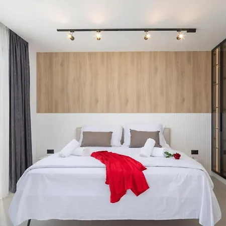 Luxury With Swimming Pool And Sauna טרוגיר