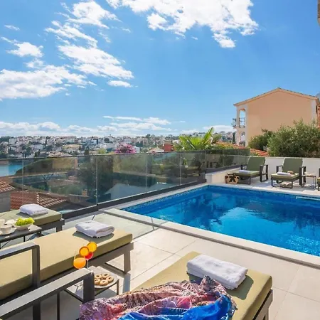 Luxury With Swimming Pool And Sauna וילה טרוגיר