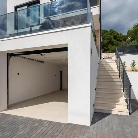 Luxury With Swimming Pool And Sauna טרוגיר