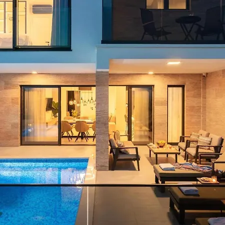 Luxury With Swimming Pool And Sauna 别墅