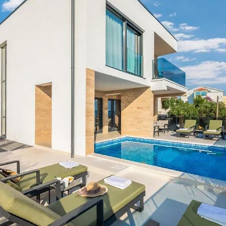 Luxury With Swimming Pool And Sauna טרוגיר